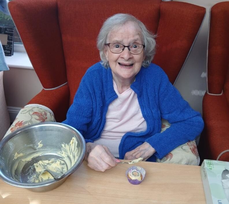 resident-cupcake-making