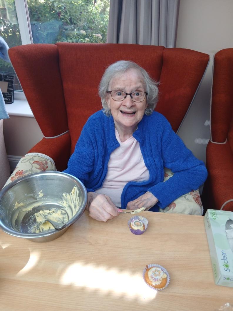 resident-cupcake-making